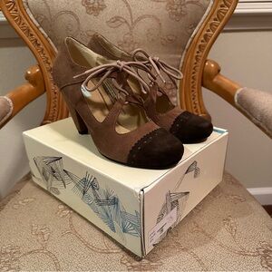 Kimchi Blue NEW IN BOX Brown Suede Lace Up Heels Sz 7.5 Pinup Style